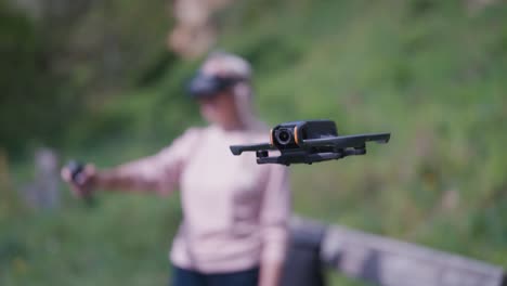 piloto de aviones no tripulados femenino en el entorno natural uso de googles y control de movimiento rc