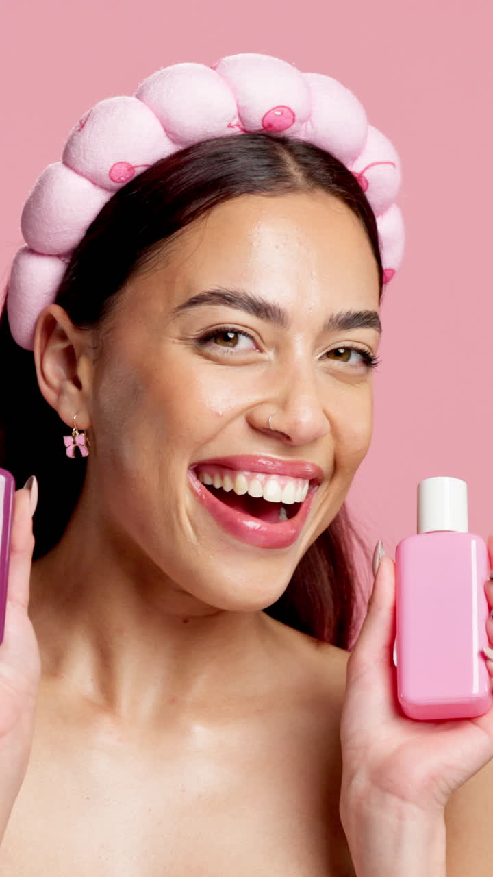 Mujer con productos para el cuidado de la piel