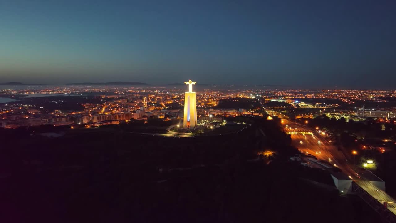 imágenes de aviones no tripulados volando hacia y pasando la estatua de cristo rey en almada, portugal