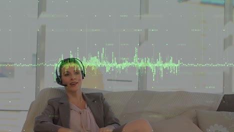 animación del procesamiento de datos sobre una mujer de negocios usando auriculares de teléfono
