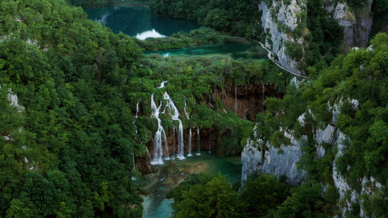 vista aérea de cascadas y lagos en el parque nacional de los lagos de plitvice durante la puesta de sol en croacia