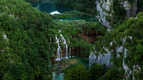 vue aérienne des cascades et des lacs du parc national des lacs de plitvice pendant le coucher du soleil en croatie