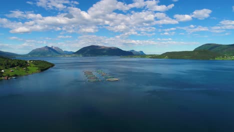 Imágenes-Aéreas-De-Una-Granja-De-Pesca-De-Salmón-En-Noruega