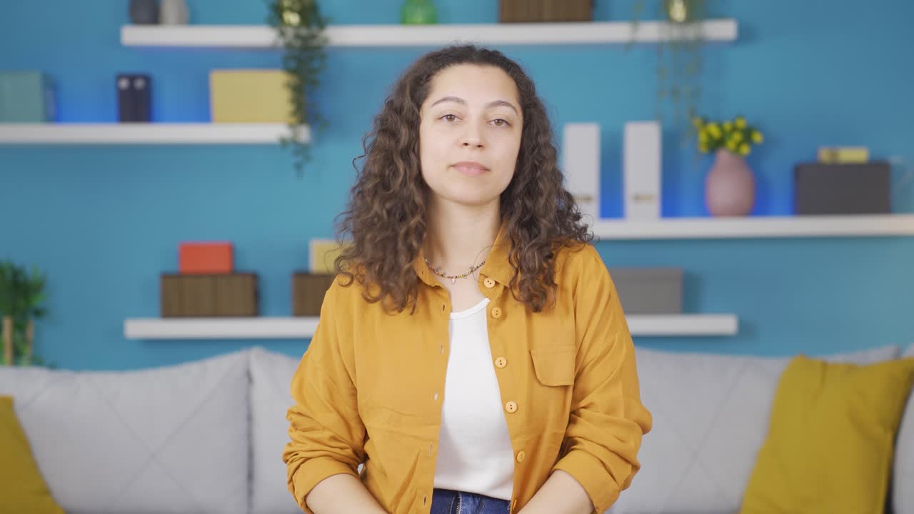 la joven a la que no le gustan las noticias que escucha no las aprueba.