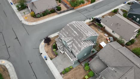 tiro de dron de prevención de musgo de zinc esparcido por el techo de una casa