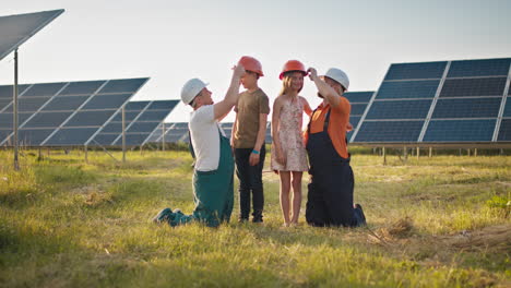 familia que trabaja en la instalación de paneles solares