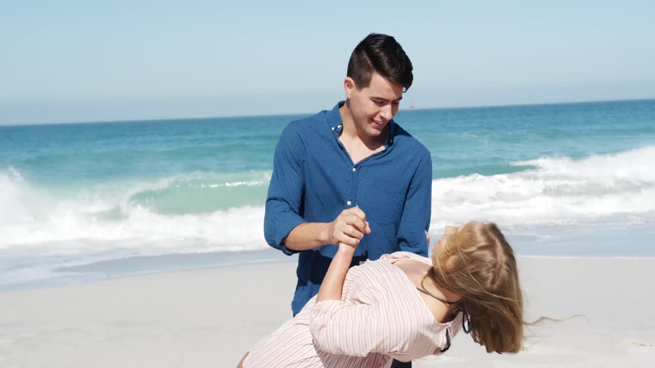 사랑 에 빠진 부부 가 함께 해변 에서 자유로운 시간 을 즐기고 있다