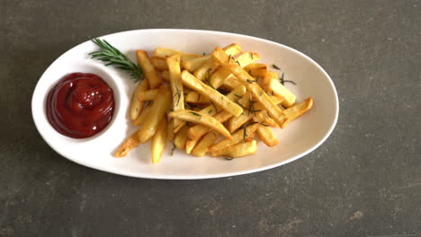 Pommes-Frites-Mit-Sauce-Auf-Dem-Teller