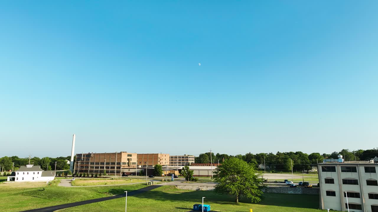 rastreo de un helicóptero en vuelo cerca de una playa de acceso público