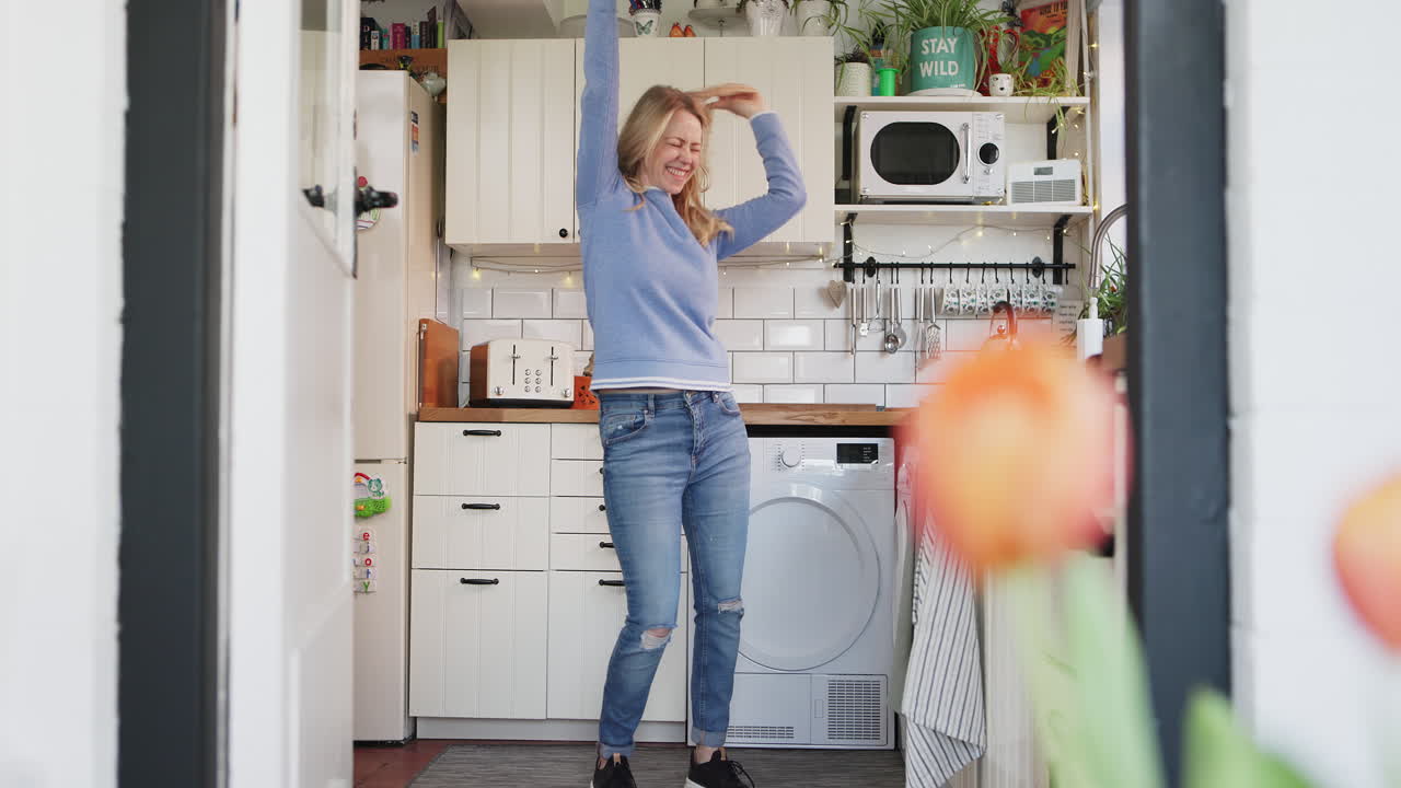 Donna che balla in cucina