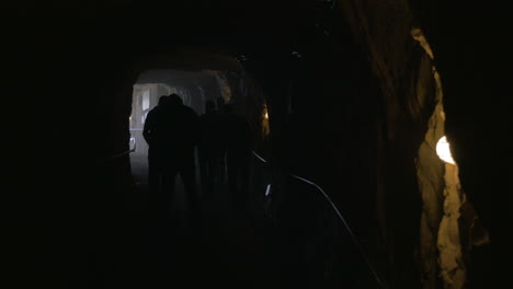 los mineros que salen del túnel