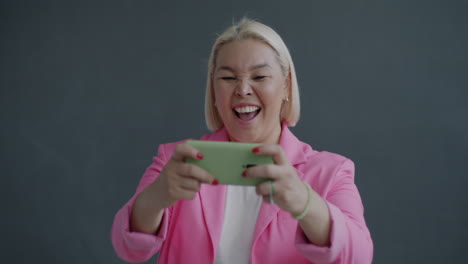 mujer jugando a un juego móvil