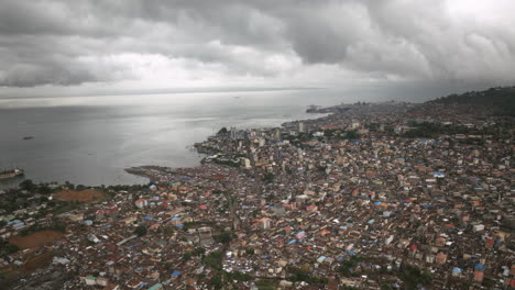 hiperlapso aéreo del centro de freetown, sierra leona con nubes de tormenta en el fondo
