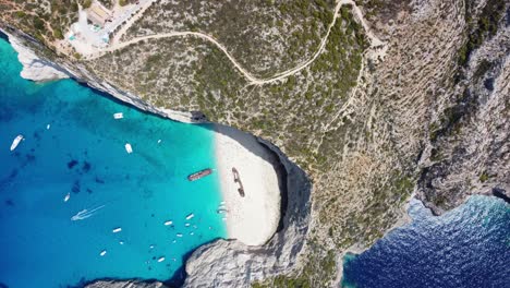 Vista-Aérea-De-Los-Turistas-Que-Disfrutan-De-La-Playa-Navagio-En-Verano---Atracción-Turística-Popular-En-Zakynthos,-Isla-Jónica,-Grecia