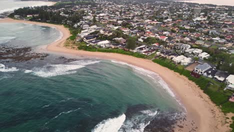 Drone-Pan-Disparó-Sobre-Las-Olas-Del-Océano-En-La-Playa-De-Arrecife-En-El-Suburbio-Costero-De-Blue-Bay-De-La-Costa-Central-Nsw-Australia-3840x2160-4k