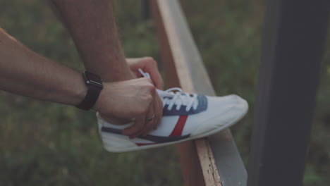 persona que ata los cordones de los zapatos