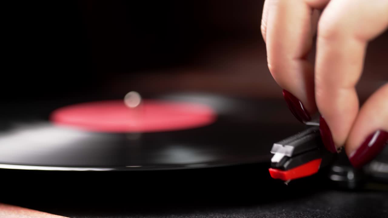 비닐 레코드가 회전하고 있습니다. 그라모폰 바늘 클로즈업. 디스코 컨셉, 레코드 컬렉션