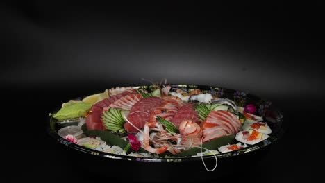 el plato de sushi cambia con los ingredientes añadidos.