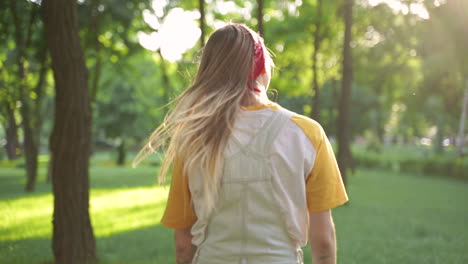 mulher jovem feliz desfrutando de liberdade em um parque verde