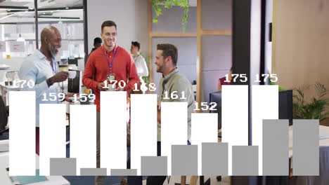 animación del procesamiento de datos financieros sobre diversos colegas que se reúnen en la oficina