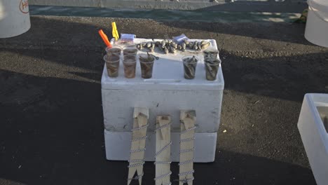 los pescadores llevan equipo de pesca durante la pesca
