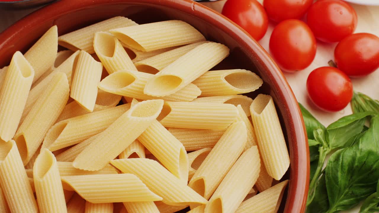 pasta de penne sin cocinar con los ingredientes