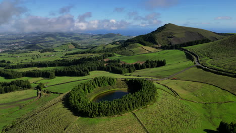 Lago-Rodeado-De-árboles-En-La-Isla-De-Azores