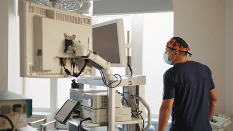 médico en una sala de cirugía