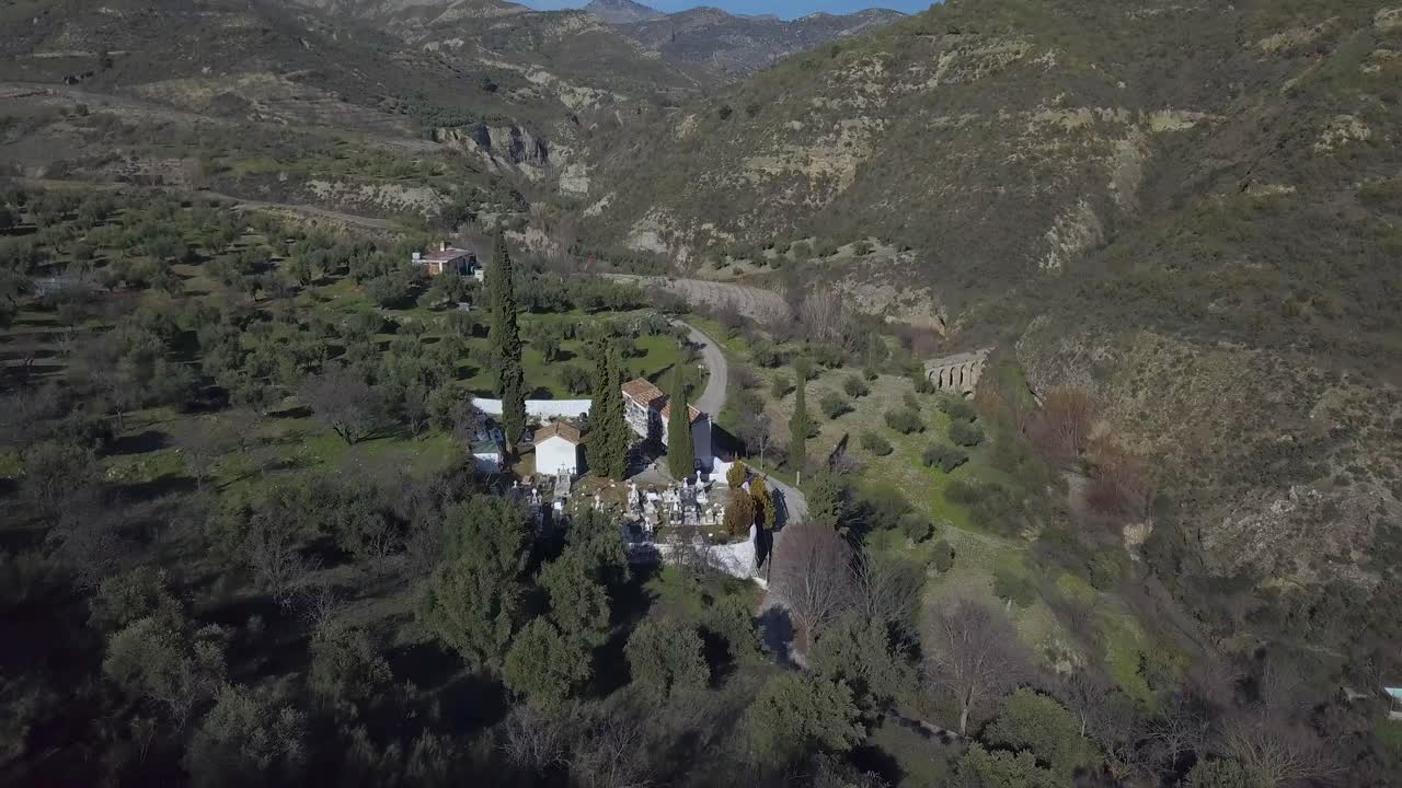 toma aérea de un antiguo cementerio español en las montañas