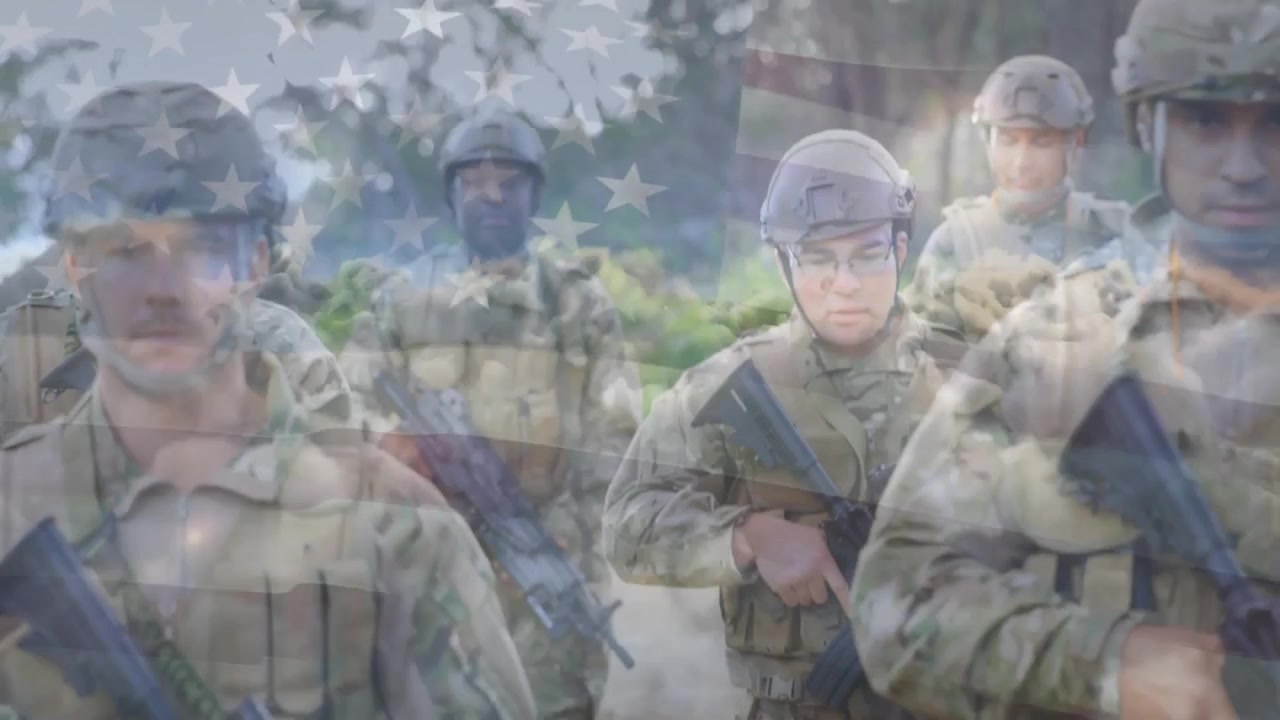 Soldati che si muovono in ordine di pattuglia lungo un sentiero fangoso con una sovrapposizione della bandiera americana, durante un addestramento militare.