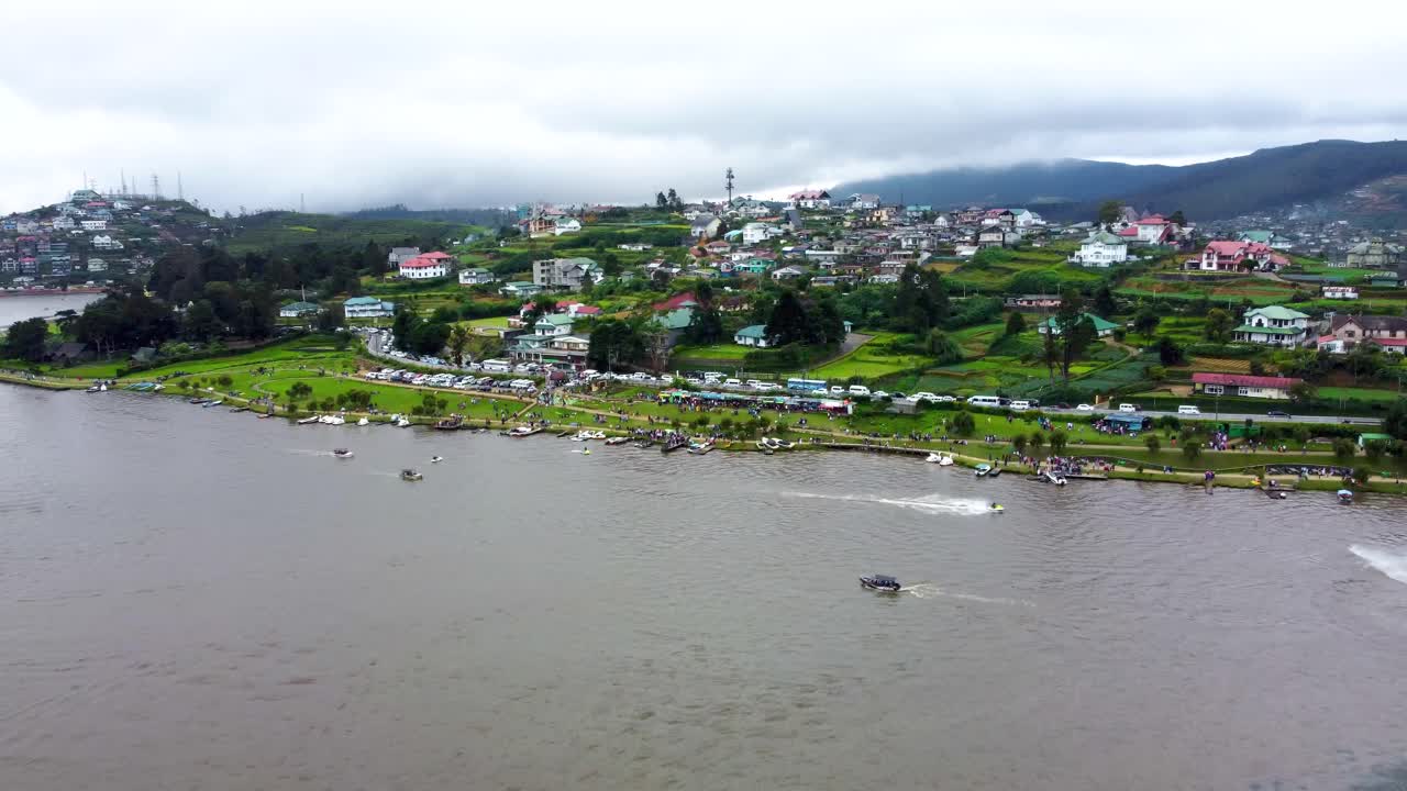 llegando a la toma del lago gregory único donde la gente disfruta de actividades acuáticas, sri lanka