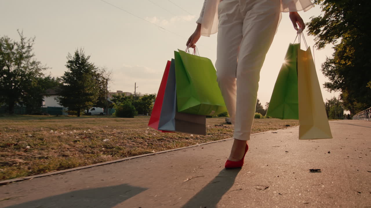 comprador satisfecho con paquetes de compras camina por el callejón 1