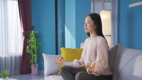 젊은 아시아 여성이 명상하고 긴장을 풀고 있습니다.