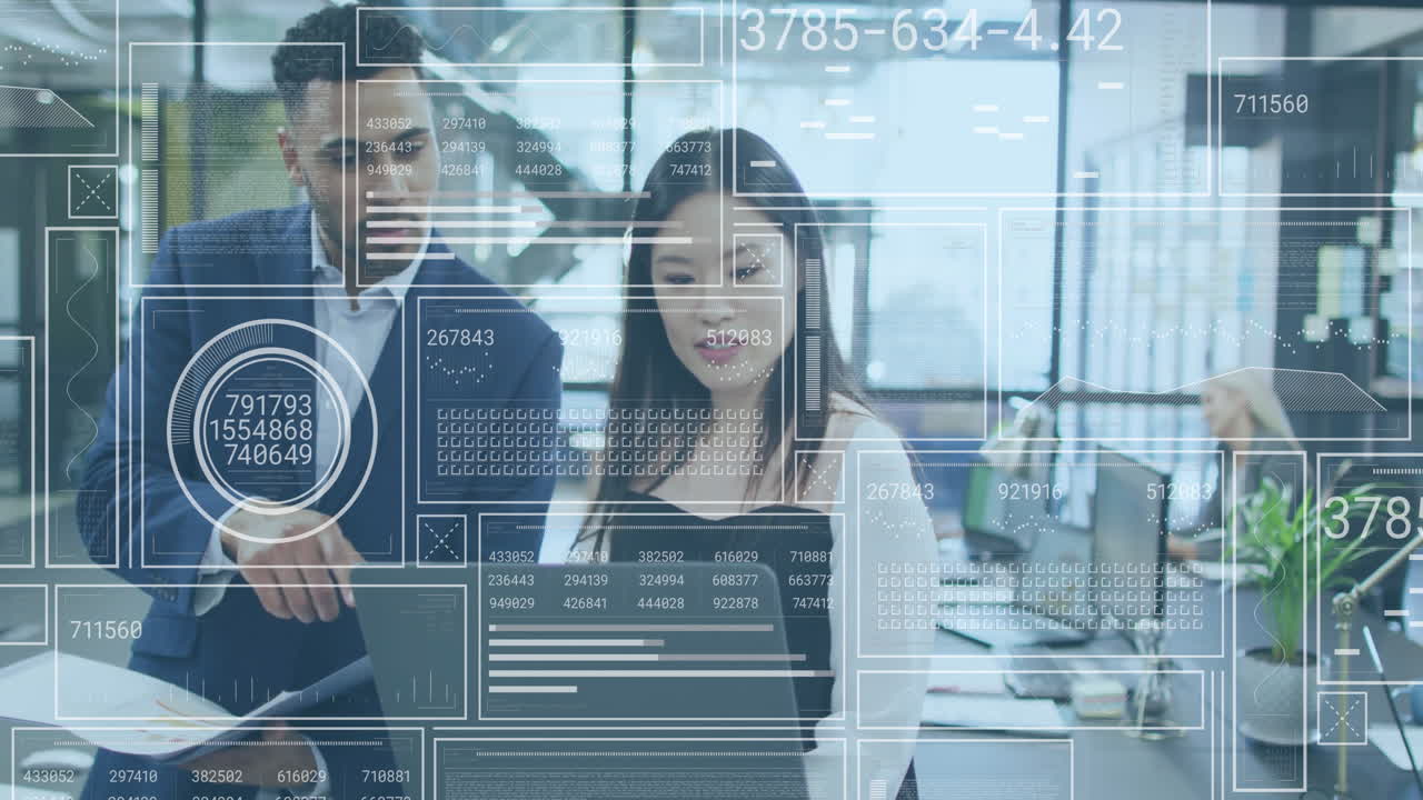 animación del procesamiento de datos financieros sobre diversas personas de negocios en la oficina