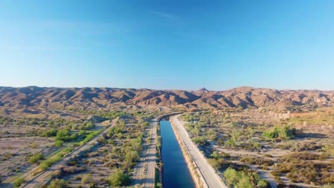 Vista-Aérea-Del-Canal-De-Riego-Por-Gravedad-Procedente-De-Las-Montañas-Cercanas---Yuma,-Arizona