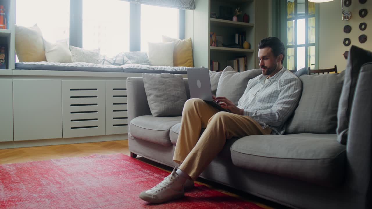 hombre trabajando desde casa en una computadora portátil
