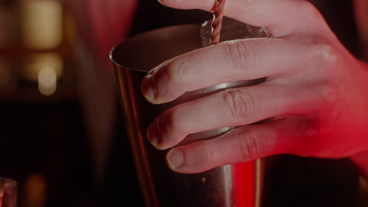 el camarero preparando un cóctel.