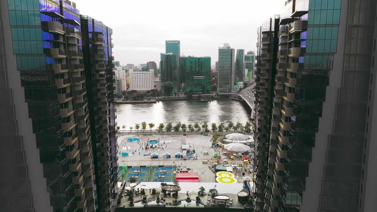 강과 이벤트와 함께 도시 풍경