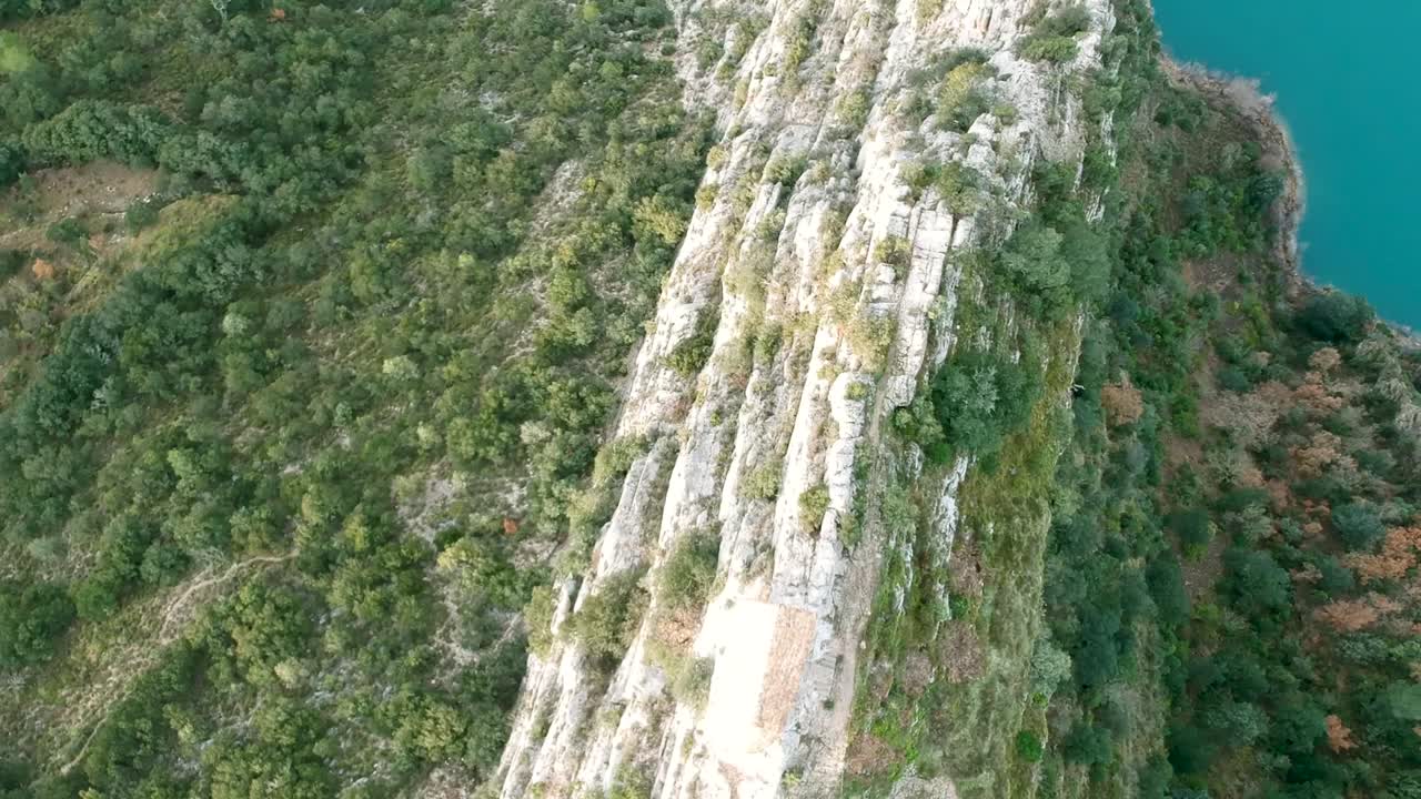 카탈로니아 스페인의 바위산 위로 이동하는 드론의 공중 전망