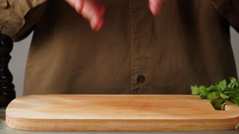 preparando un filete crudo