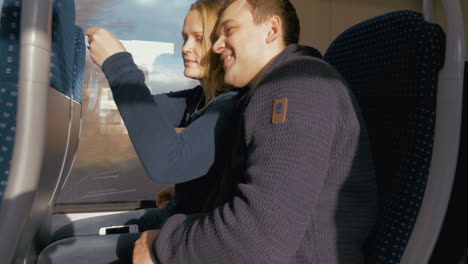 timelapse de una pareja tomando una selfie con un pad en el tren