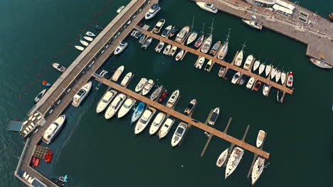 vista aérea superior de la marina con muchos yates de lujo, barcos y lanchas a motor