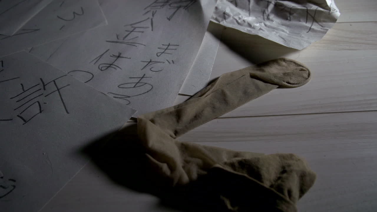 바닥에 쌓인 구겨진 그림과 물건