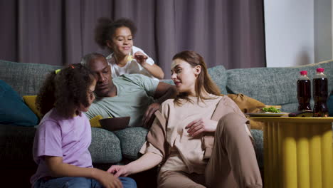 Kids-with-parents-watching-film-at-home