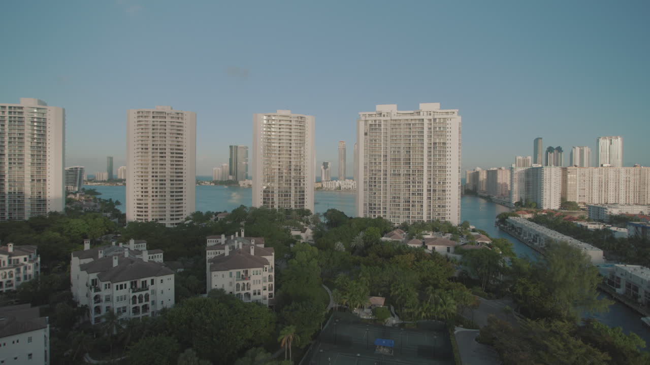 마리나 001에서 해가 지는 동안의 마이애미 어벤처 럭셔리 빌딩