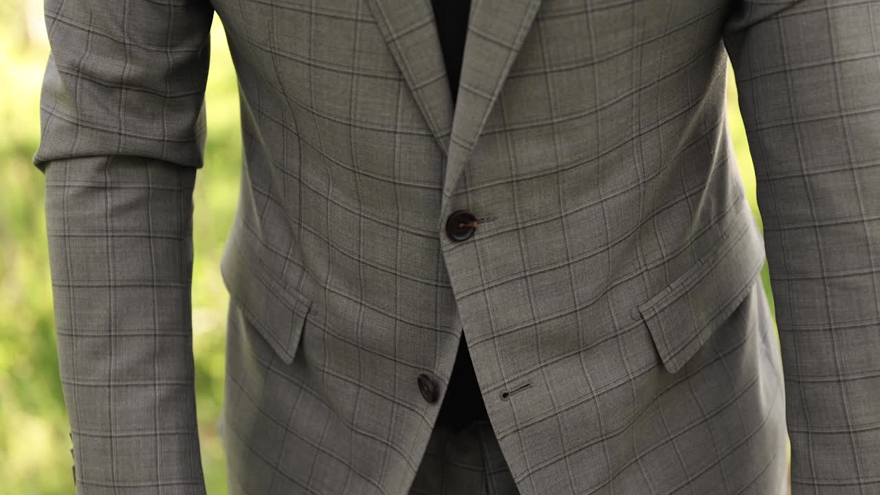 야외에서 정장을 입고 재킷을 잠그는 청년이나 신랑 1080p 60fps