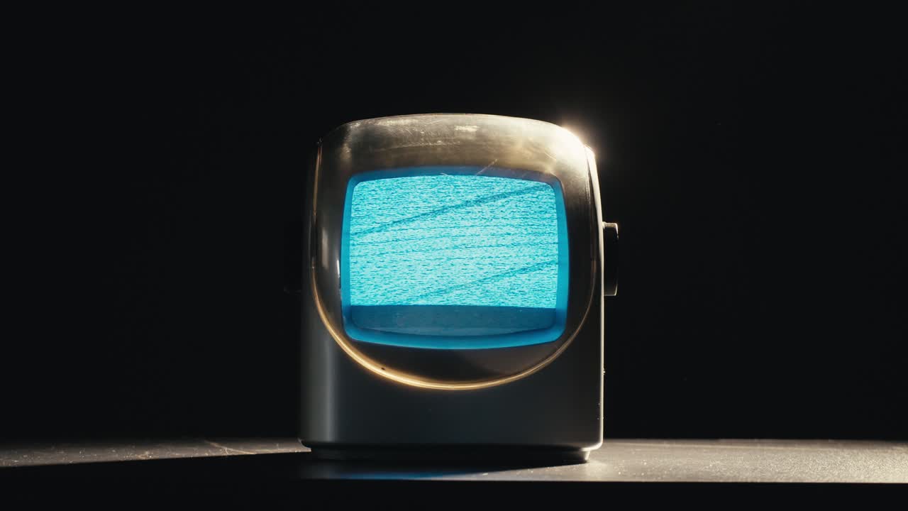 레트로 tv, 노스탈기적인 설정으로 빈티지 tv, 레트로 tv는 화면에 곡물을 표시합니다, 무서운 할로윈 밤 장치, 크로마 키 및 그린 스크린에 좋습니다.