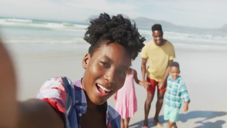 Porträt-Einer-Afroamerikanischen-Familie,-Die-Lächelt,-Während-Sie-Ein-Selfie-Am-Strand-Macht