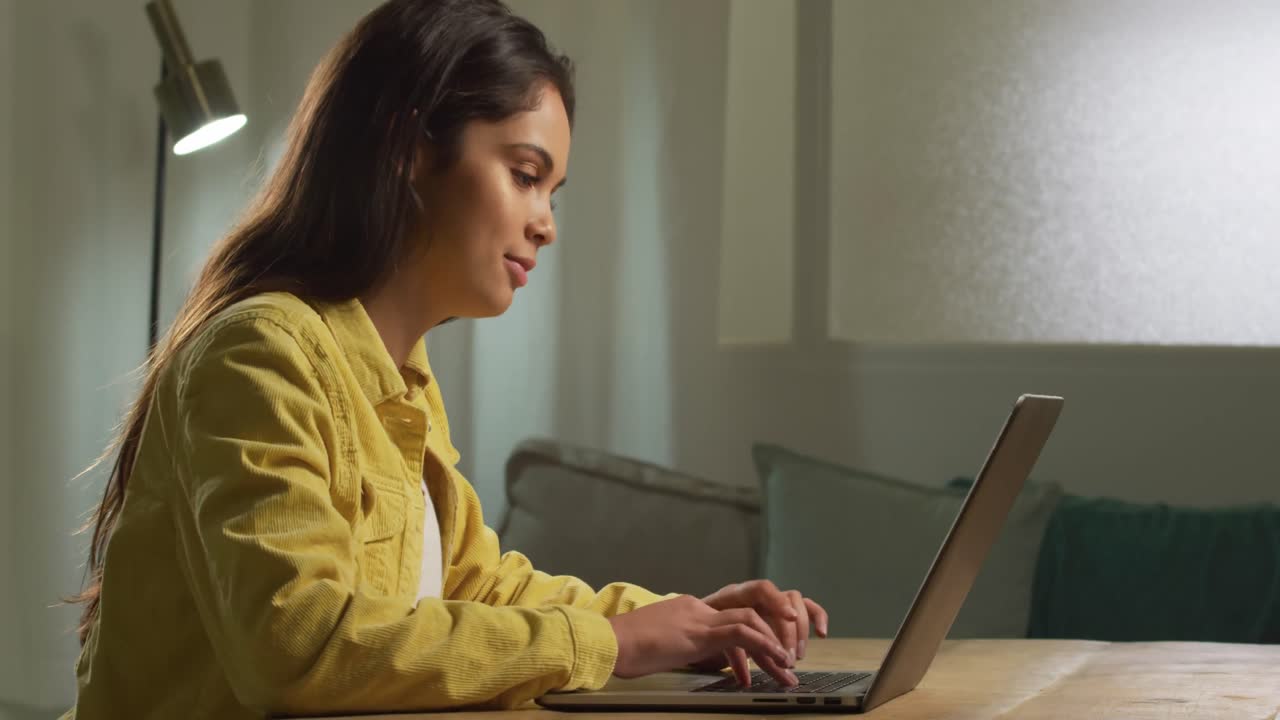 mujer caucásica usando una computadora portátil