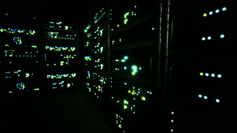 interno industriale pulito di una sala server di dati con server